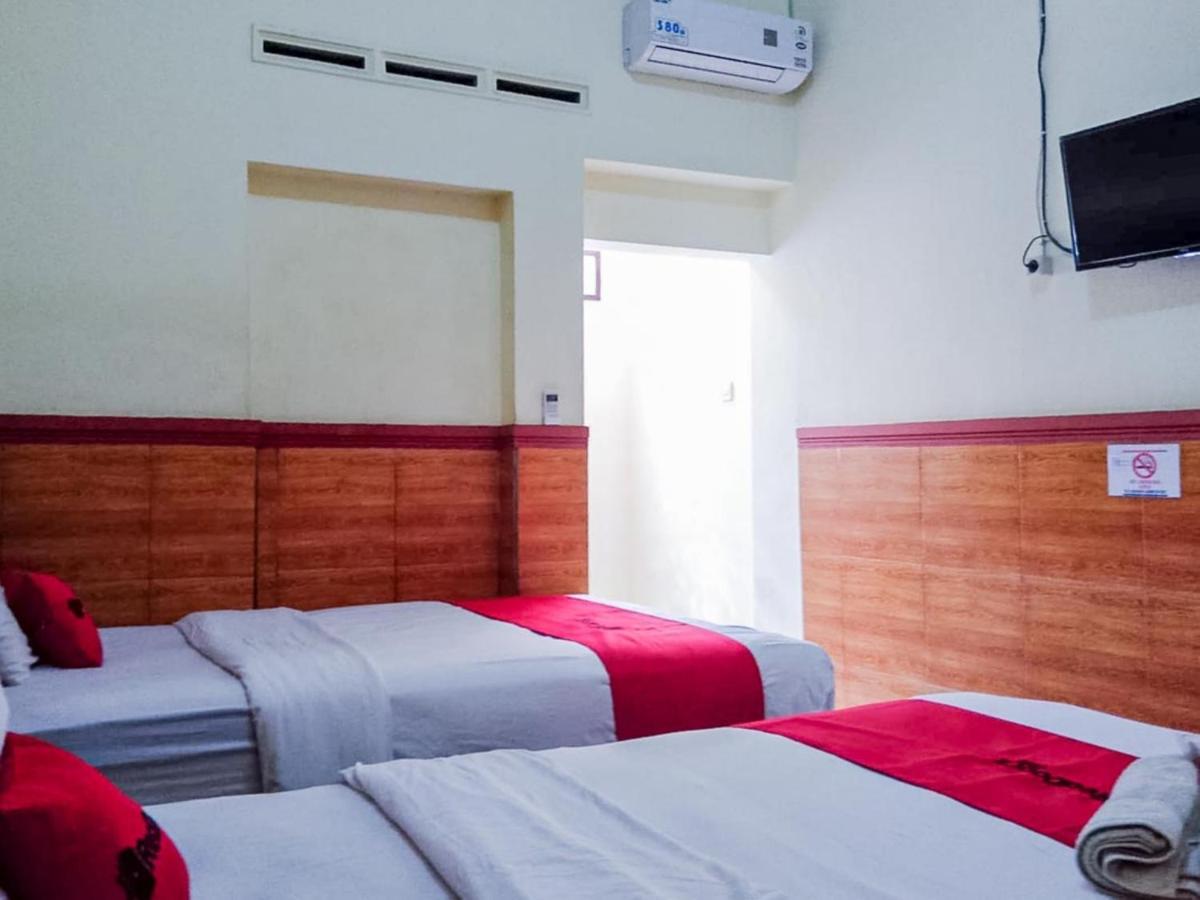 Reddoorz Syariah At Griya Soeratin Pacitan Hotel Екстериор снимка