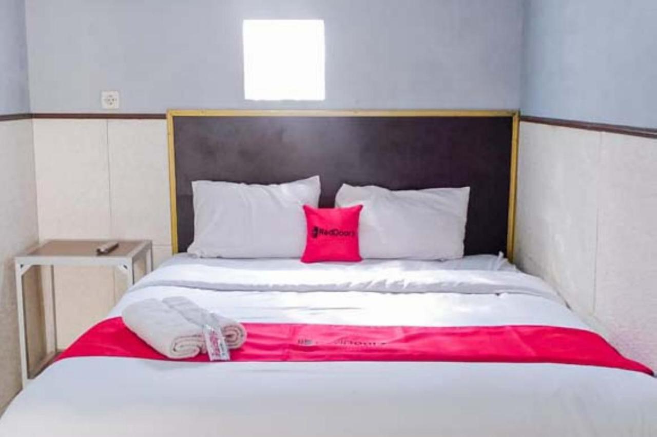 Reddoorz Syariah At Griya Soeratin Pacitan Hotel Екстериор снимка
