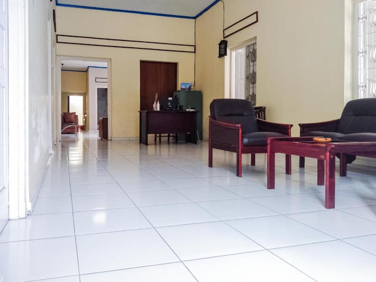 Reddoorz Syariah At Griya Soeratin Pacitan Hotel Екстериор снимка