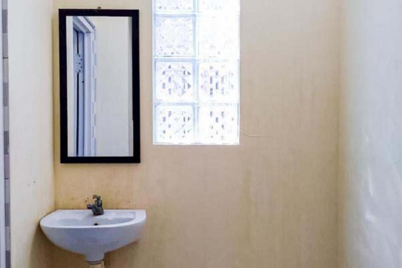 Reddoorz Syariah At Griya Soeratin Pacitan Hotel Екстериор снимка