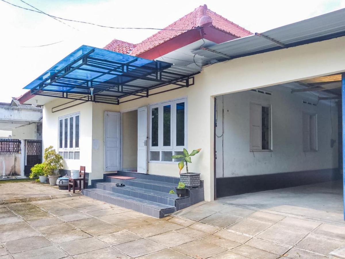 Reddoorz Syariah At Griya Soeratin Pacitan Hotel Екстериор снимка